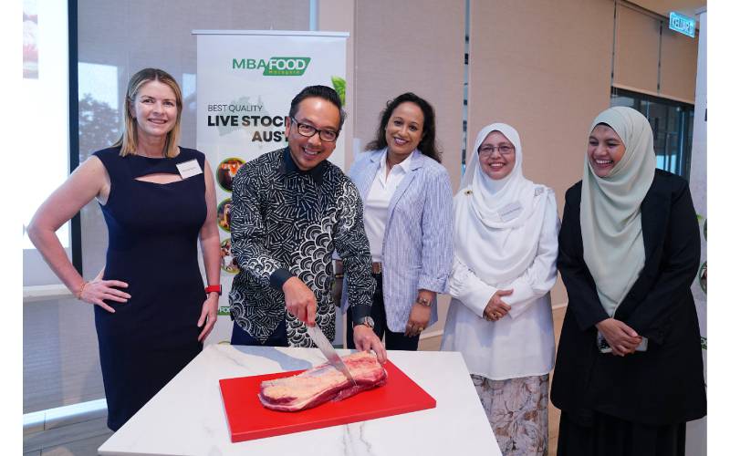 Khalid (dua dari kiri) memotong daging sebagai simbolik pelancaran produk MBA Food Malaysia di Kuala Lumpur pada Khamis.