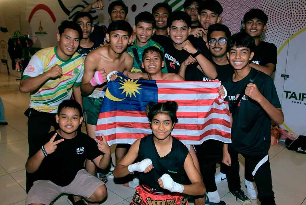 Petinju, Putera Iskandar dari GCS Perak (tengah) meraikan kemenangan setelah menewaskan petinju Thailand, Phet Koh Yao pada Kejohanan Pra MIMAC 2024.