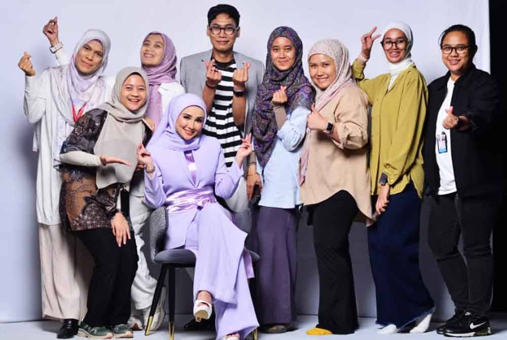 Nur Hawa Zainal Abidin atau Wawa Zainal (duduk) antara 10 Wanita Inspirasi Malaysia pilihan Sinar Harian. 