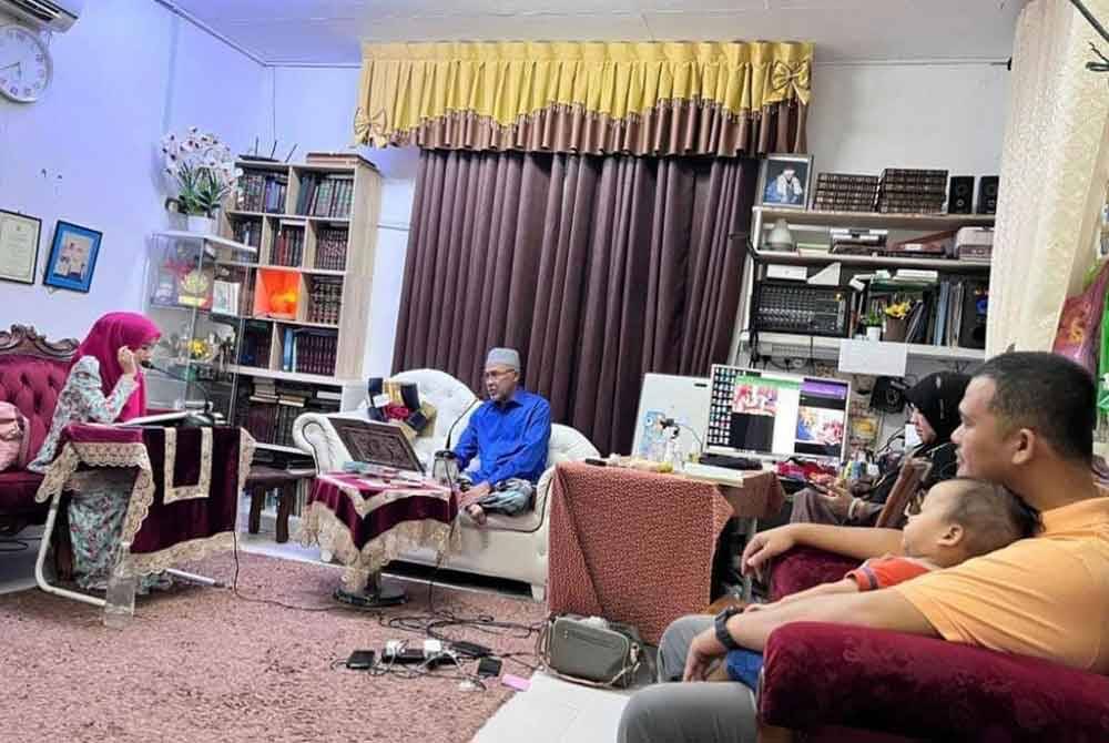 Hingga ke hari ini, Sofizah (kiri) masih lagi bertalaqi bersama gurunya, Yahya Daud di Kelantan. Foto Koleksi peribadi Sofizah Mousin