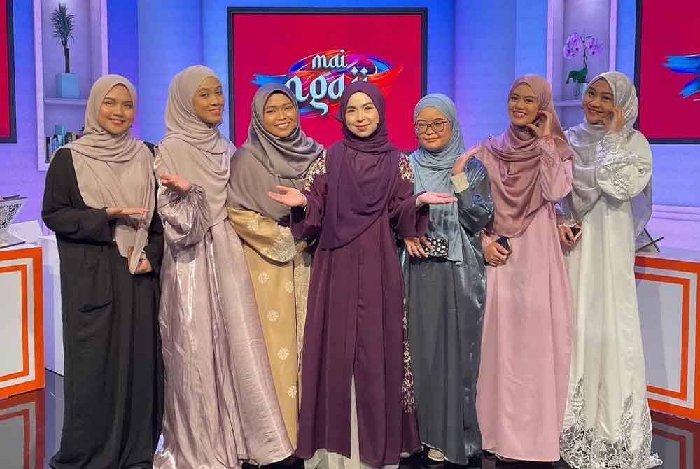 Sofizah (tengah) menjadi hos rancangan Mai Ngaji di TV AlHijrah. Foto Koleksi peribadi Sofizah Mousin