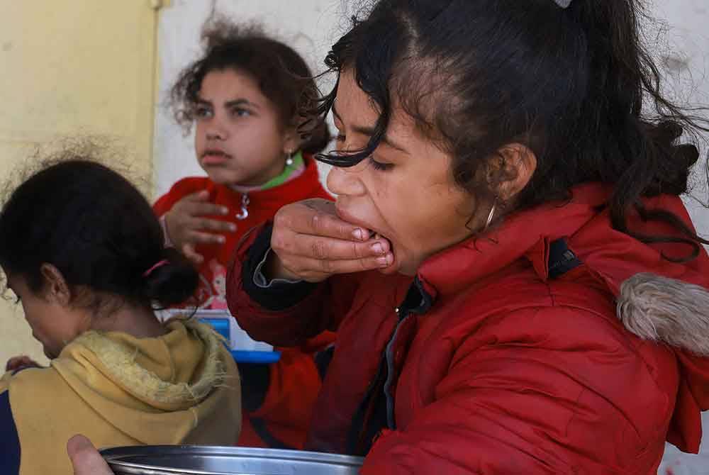 Rakyat Palestin sukan untuk mendapatkan makanan setiap hari sejak konflik yang berlaku di negara bergolak itu. Foto AFP