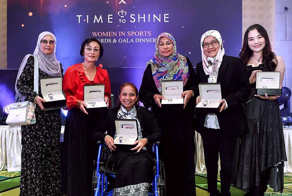 Dari kiri; Bibi Aishah, Mae Chen, Afrita Ariany, Mumtaz Jaafar, Alwiyah dan Tiffani menunjukkan jam Bijoumontre edisi ‘Around The World’ pada Majlis Makan Malam 'Time to Shine' di sebuah hotel hari ini. Foto Bernama