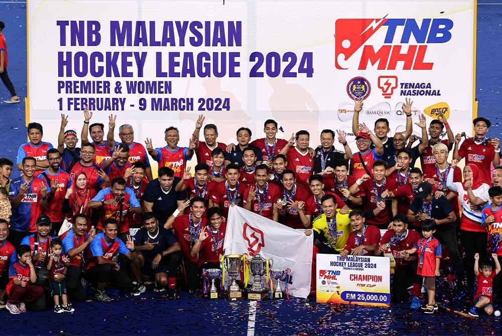 Pasukan TNB meraikan kemenangan mereka setelah menjuarai Kejohanan Hoki Piala TNB di Stadium Hoki Nasional Bukit Jalil hari ini. Foto Bernama