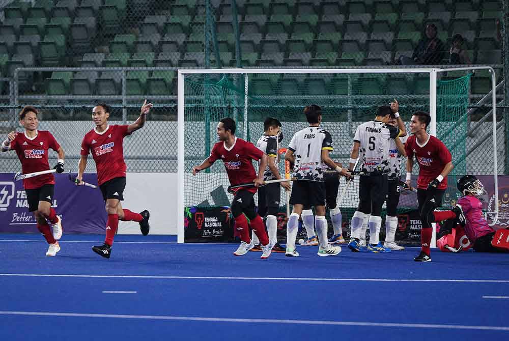 Pasukan TNB berjaya menjaringkan gol kedua melawan pasukan Terengganu Hockey Team (THT) pada perlawanan akhir Kejohanan Hoki Piala TNB di Stadium Hoki Nasional Bukit Jalil hari ini. Foto Bernama