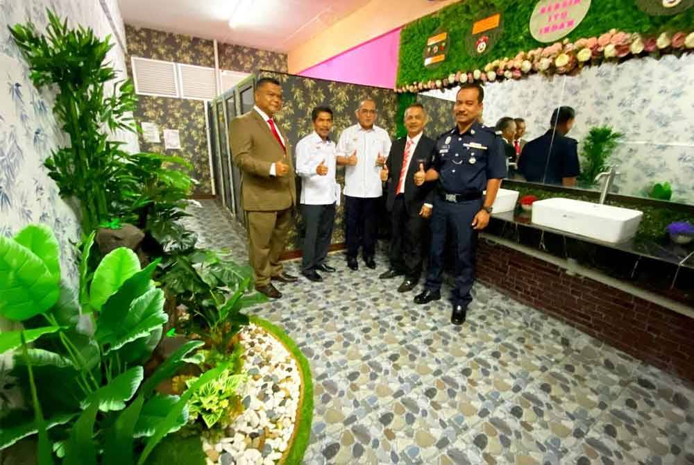 Mohd Zamri (tengah) bersama Mohd Fauzi (dua dari kanan) meninjau tandas di SK Ismail Petra 1, Kota Bharu pada Ahad.