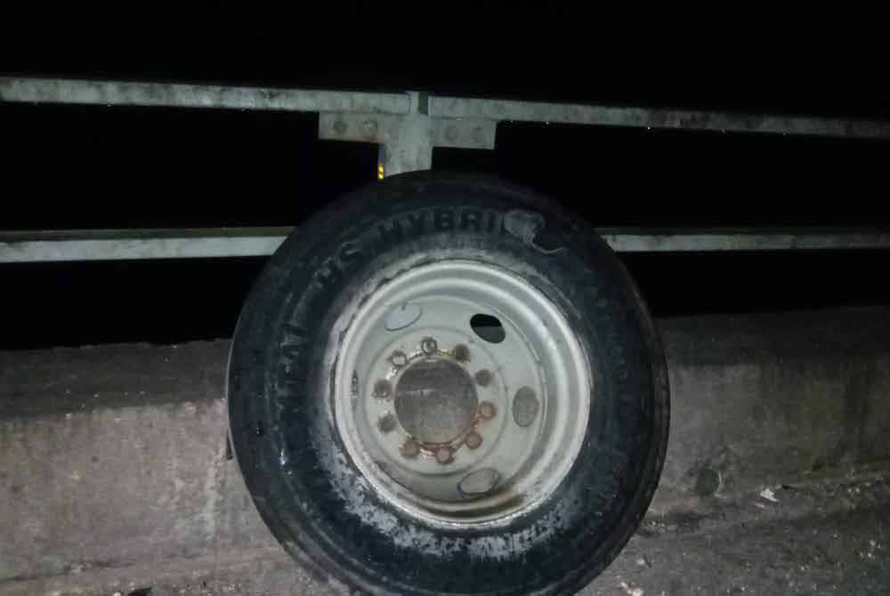 Tayar gantian treler yang dilanggar mangsa di kilometer 261.7 LPT2 berdekatan hentian R&R Perasing.