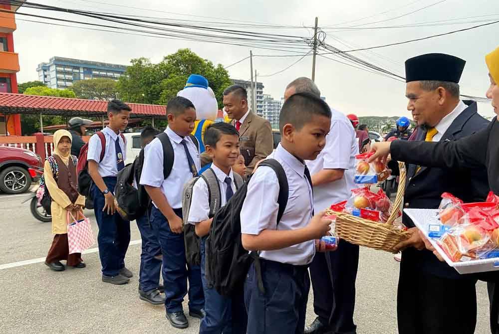 Pihak SK Ismail Petra 1 turut menyediakan cenderamata kepada pelajar sempena hari pertama persekolahan pada Ahad.