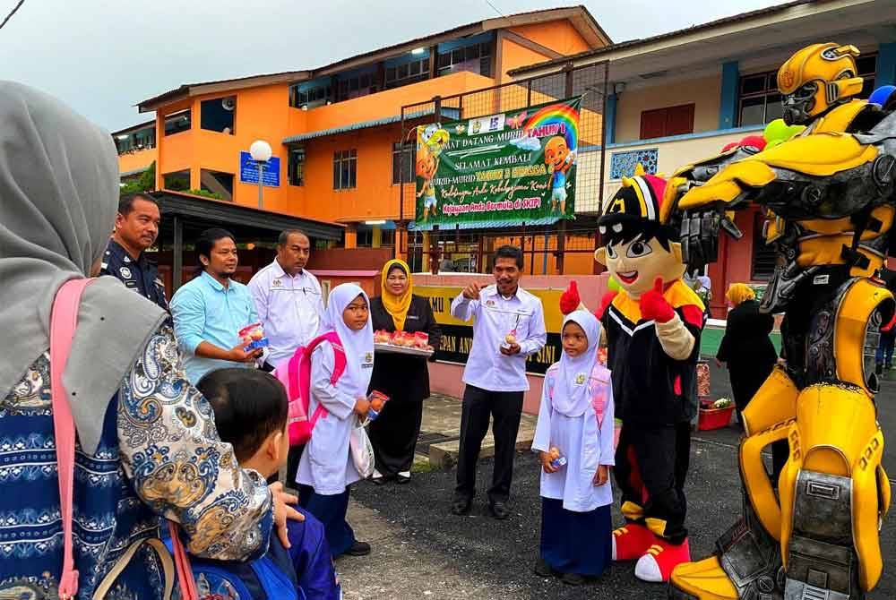 Antara inisiatif pihak sekolah untuk menyambut para pelajar pada hari pertama pembukaan persekolahan pada Ahad.