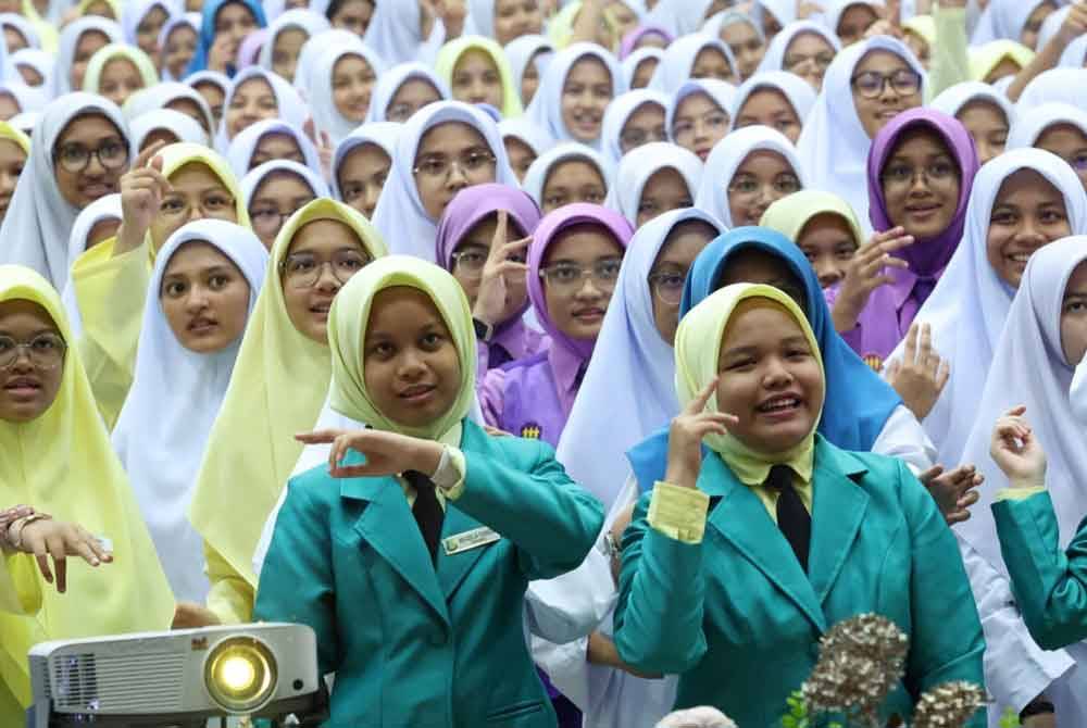 Pelajar Sekolah Menengah Kebangsaan Sultanah Bahiyah, Alor Setar kelihatan ceria pada hari pertama persekolahan pada Ahad.