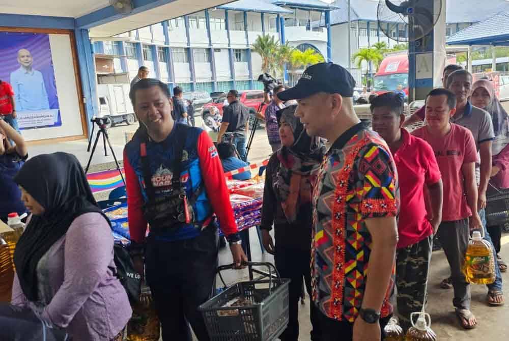 Armizan beramah mesra dengan pengunjung selepas melancarkan PJR Madani di Padang Kawad Pasukan Gerakan Am (PGA) Kinarut, di sini pada Ahad.