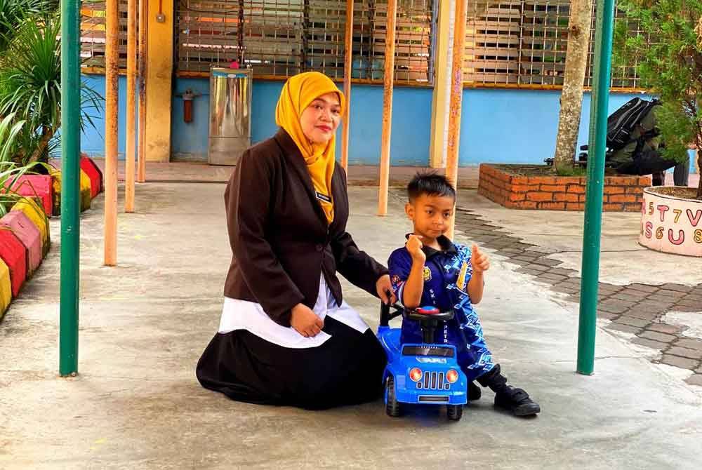 Kereta kecil berwarna biru yang ditolak menggunakan kaki itu merupakan kenderaan khas bagi memudahkan pergerakan Abdul Hakim Saifuddin mengikuti pengajian.