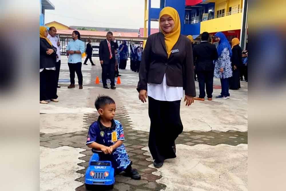 Gelagat Abdul Hakim Saifuddin ketika menaiki kereta mainan ke sekolah menjadi perhatian ramai.