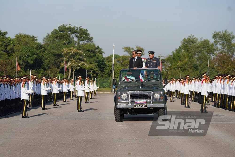 Mohamed Khaled (tengah) memeriksa barisan kawalan kehormat pada majlis Pembarisan Tahunan Putera Maktab Tentera Diraja (MTD) yang diadakan pada Ahad. Foto Sinar Harian-Rosli Talib