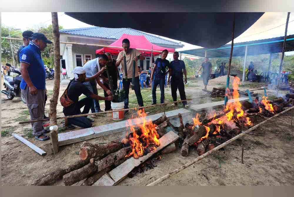 
Saiful Yazan (tiga dari kanan) turut serta membakar lemang.