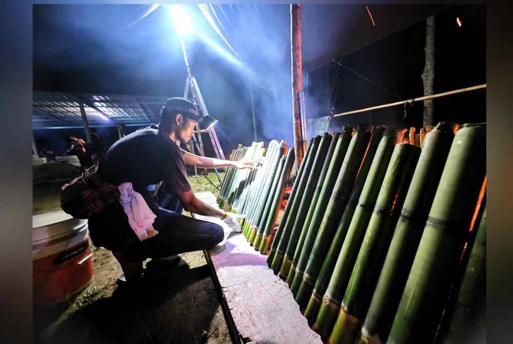 Tugas membakar lemang dikendalikan sepenuhnya anak muda.