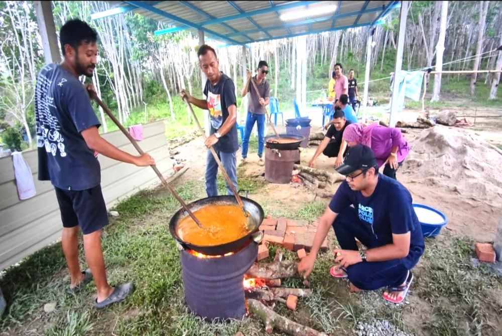 Anak Kampung Air Kuning bergotong-royong memasak rendang untuk menyambut Ramadan.