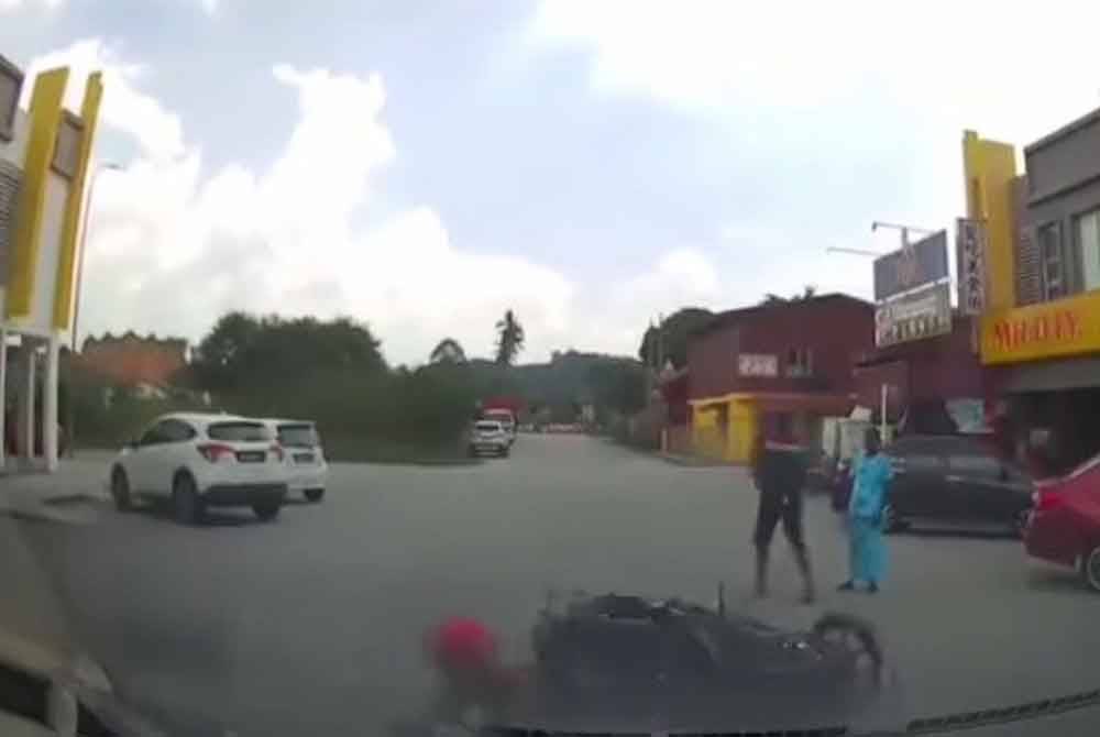 Suspek terjatuh selepas berpatah semula ke lokasi. Foto media sosial