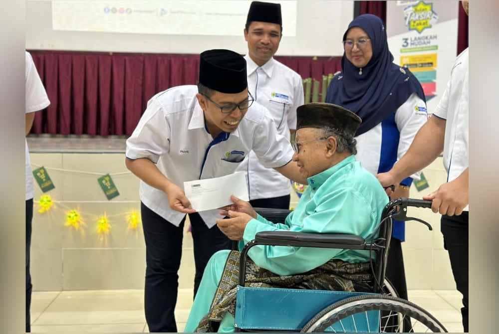 Seramai 100 penerima menerima bantuan pada program simbolik bantuan Ramadan dan Hari Raya LZS pada Ahad.