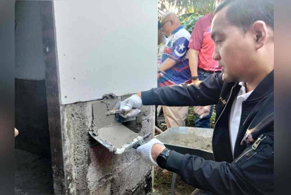 Onn Hafiz pada program baik pulih rumah MAINJ di Kampung Sungai Kuali, Serkat pada Ahad.