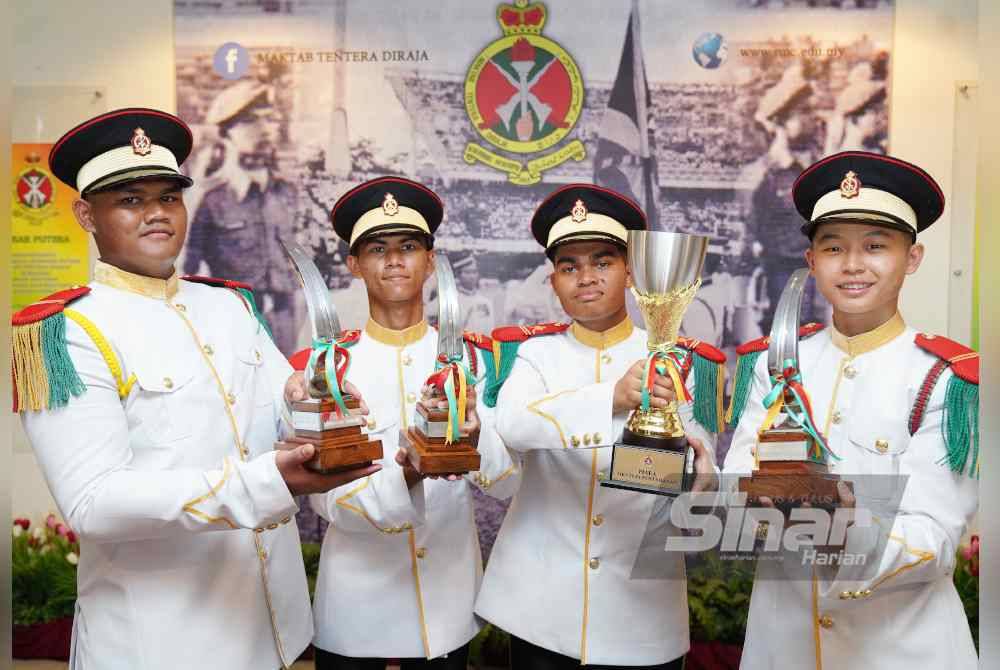 Dari kiri: Penerima Anugerah Lembaga Tadbir, Putera Kanan Anas Abd Hamid; penerima Anugerah Komandan, Pegawai Rendah Kanan Muhammad Hafiz Irfan Hadzri; Muhammad Hakimi; dan penerima Anugerah Pengarah Pengajian, Putera Kanan Kong Deng Xu bergambar bersama pada Majlis Pembarisan Tahunan Putera MTD pada Ahad. Foto Sinar Harian - ROSLI TALIB