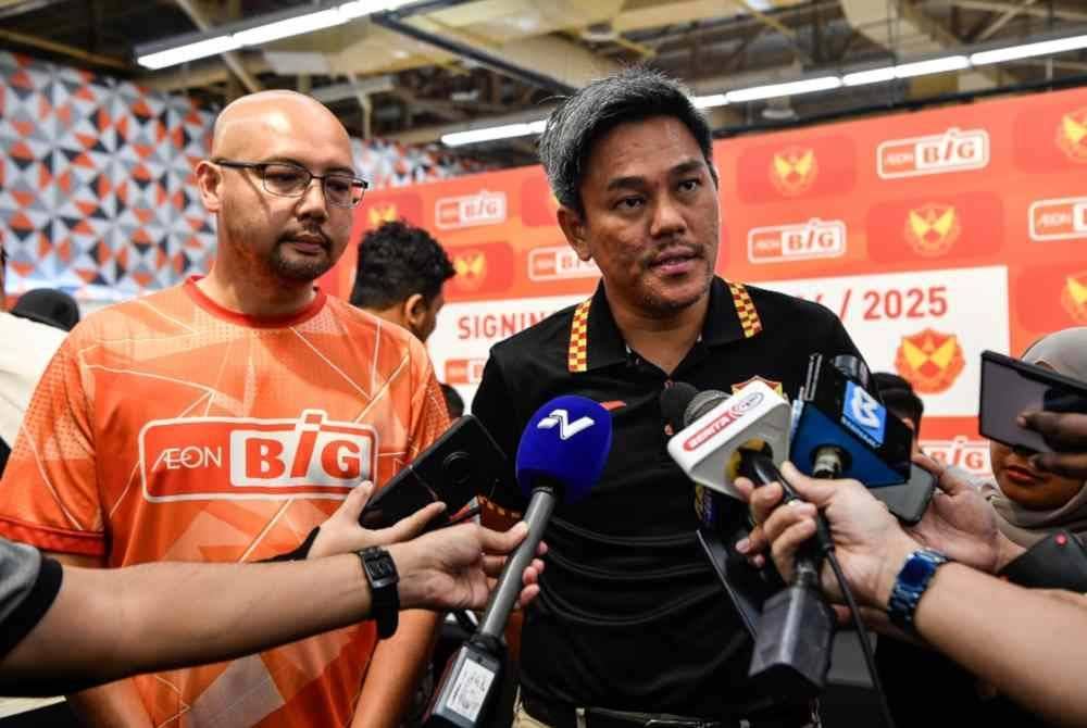 Sheikh Farouk (kiri) bersama Johan Kamal ketika ditemui pemberita selepas Majlis Menandatangani Memorandum Persefahaman antara AEON BiG dan Selangor Fc di AEON BiG Wangsa Maju hari ini. Foto Bernama