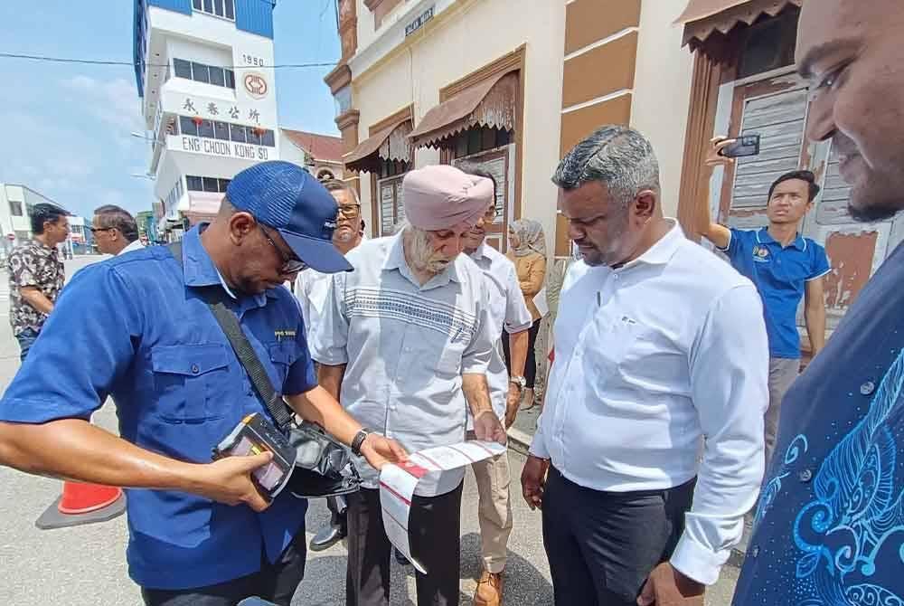 Arul Kumar (tiga, kiri) hadir pada majlis pelancaran sistem Smart Parking baru-baru ini.