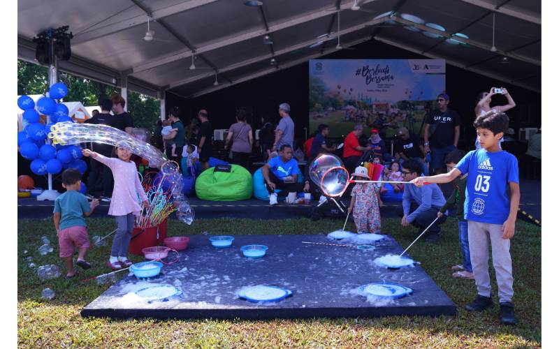 Kanak-kanak tidak melepaskan peluang bermain buih sabun sempena program #BerbudiBersama.
