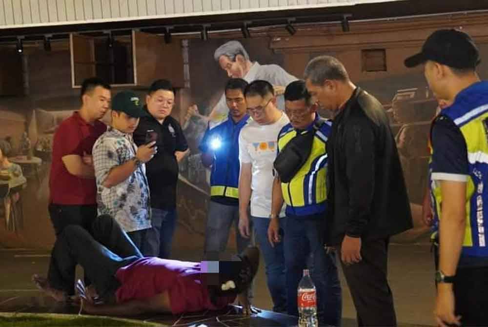 Tian Soon (empat dari kanan) dalam operasi menyantuni golongan gelandangan di Bandar Raya Johor Bahru.