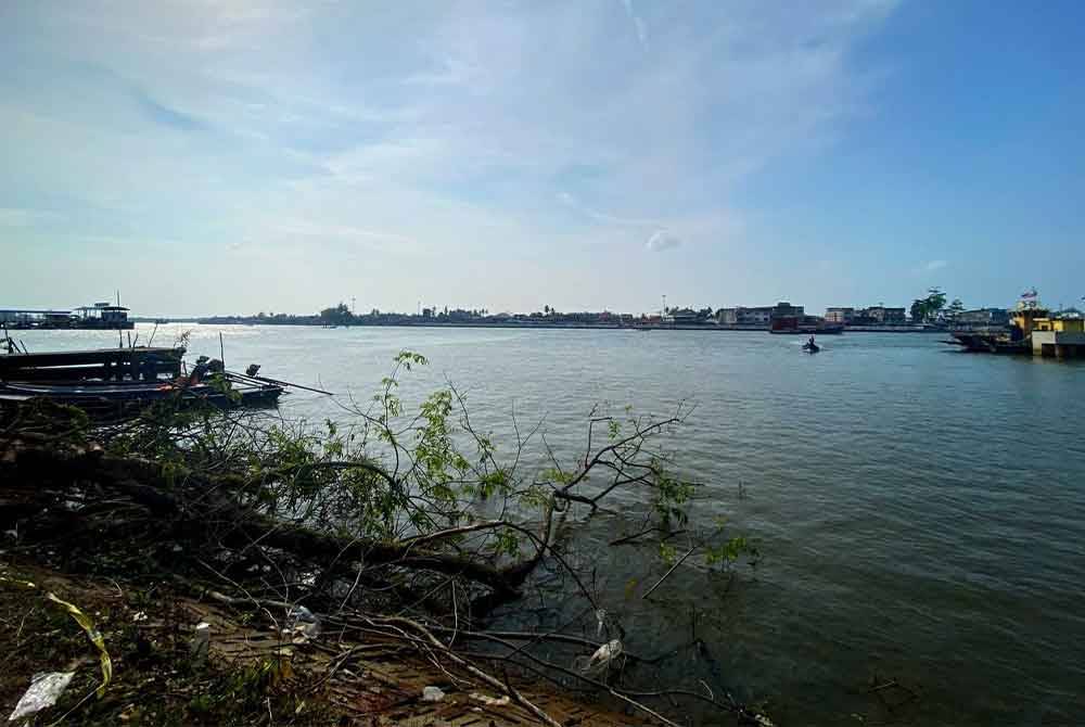 Tinjauan Sinar Harian mendapati orang ramai masih menggunakan pangkalan haram untuk ke negara jiran dengan menaiki bot enjin galah.