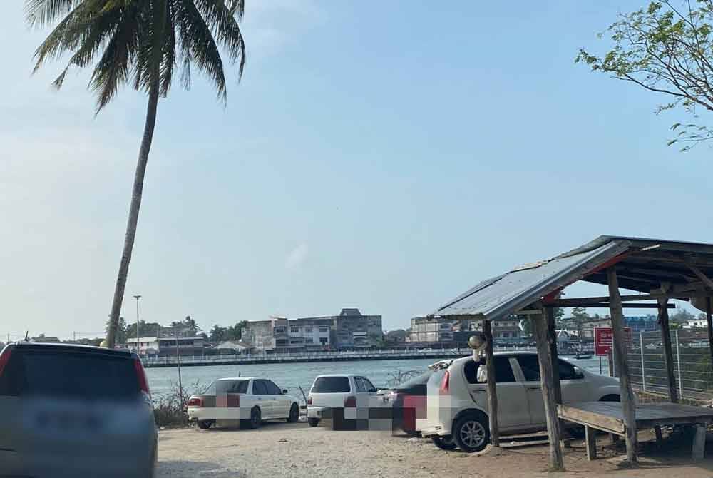 Kenderaan orang ramai diparkir di kawasan pangkalan haram yang terdapat di Pengkalan Kubor, Tumpat.