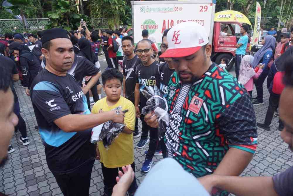 Jemaah yang hadir diberikan sehelai baju jenama Airaz.