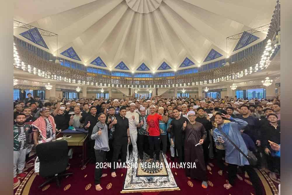 Alif Satar bersama jemaah yang menjayakan Program Solat Subuh Macam Jumaat di Masjid Negara pada Ahad. Foto FB Masjid Negara