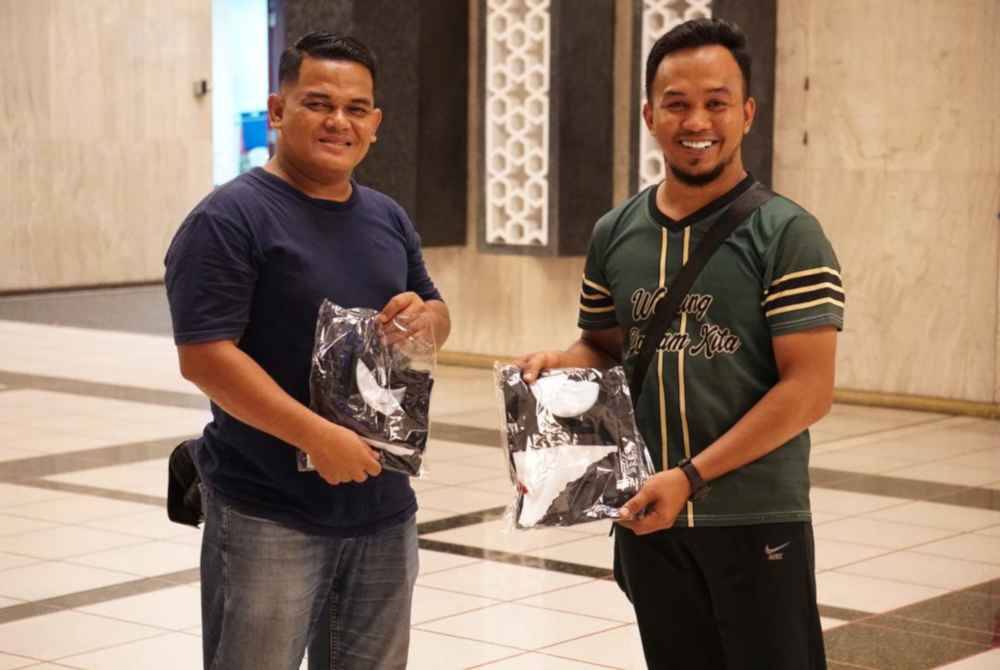 Antara jemaah yang menerima baju jenama Airaz.