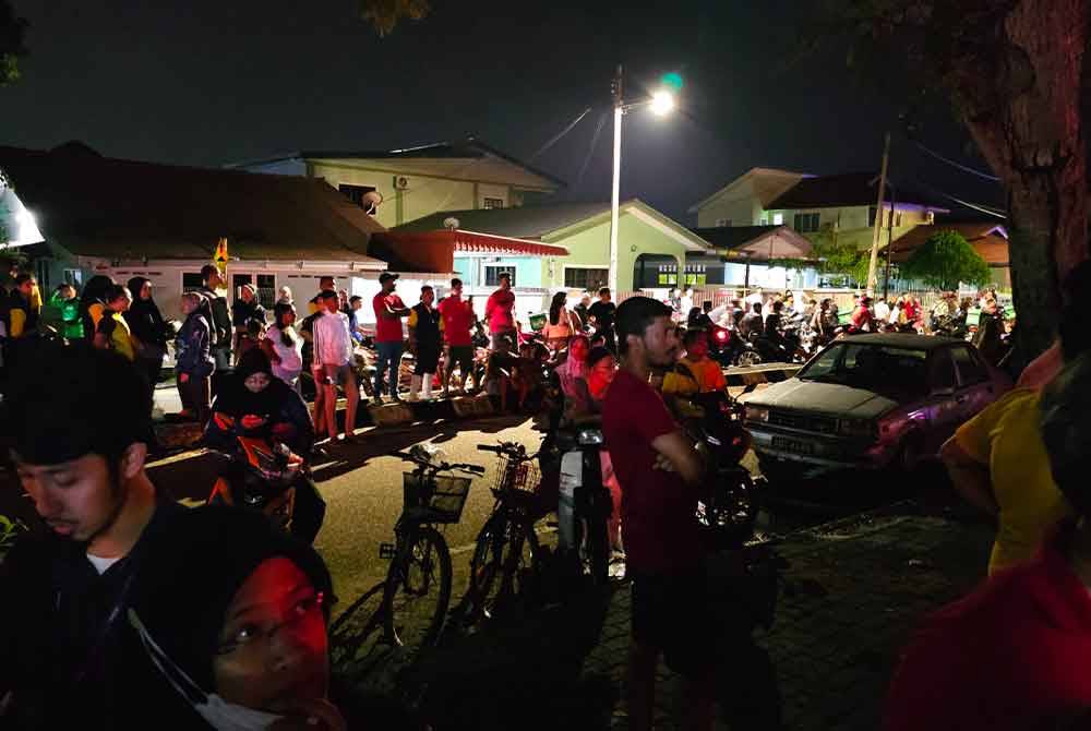 Penduduk sekitar Manjoi melihat kebakaran yang memusnahkan tingkat 2 pasar raya di Manjoi.