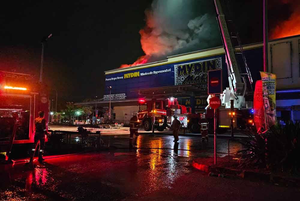 Pasukan bomba giat melakukan pemadaman di lokasi kejadian.