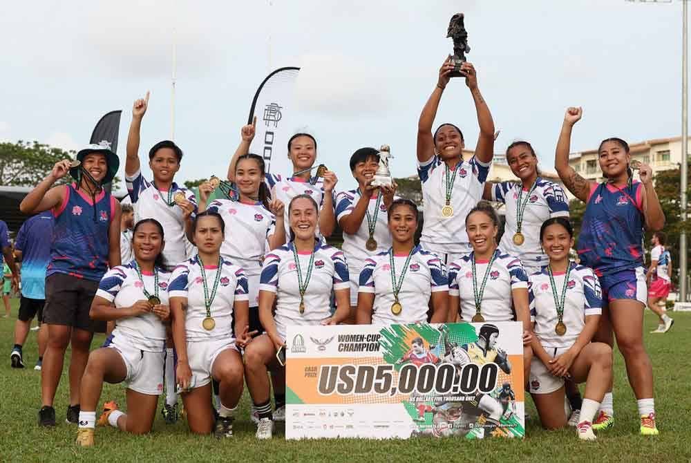 Pasukan ragbi Borneo Flyers meraikan kejayaan mereka setelah menjuarai Kejohanan Ragbi Antarabangsa 7 Sebelah Borneo Sevens kategori Wanita di Eagle Rugby Club Arena hari ini. - Foto: Bernama
