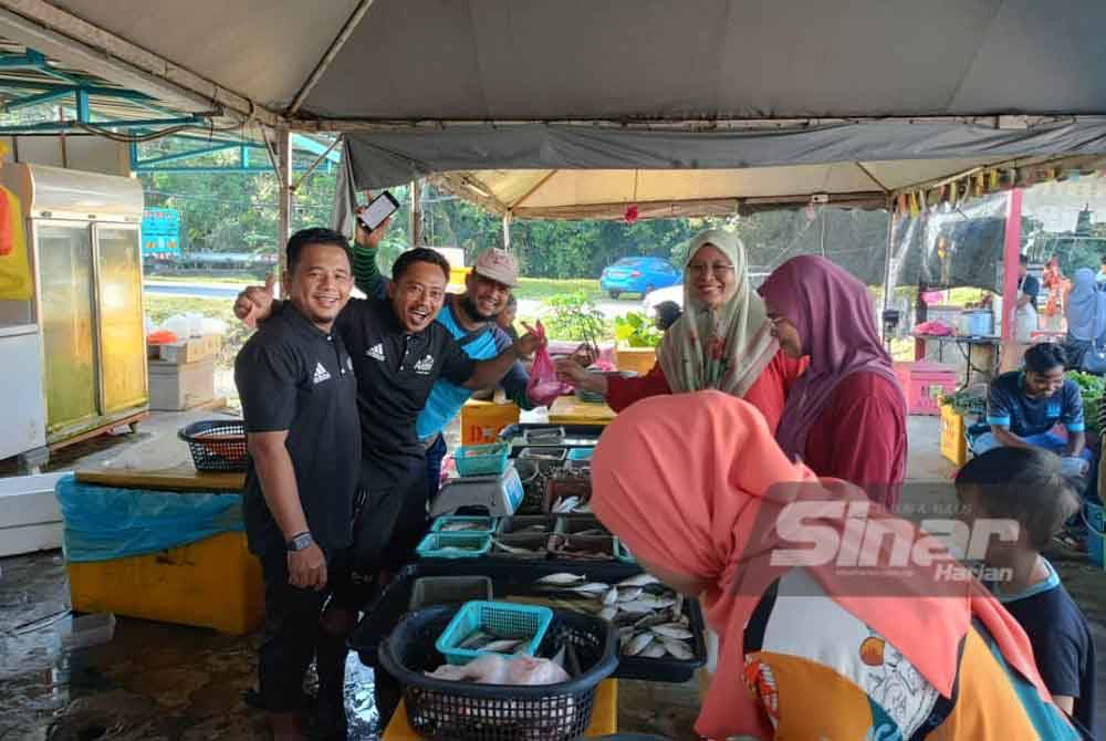 Orang ramai beratur untuk membeli ikan dan hasil laut di Pasar Seksyen 30, Shah Alam pada Ahad.