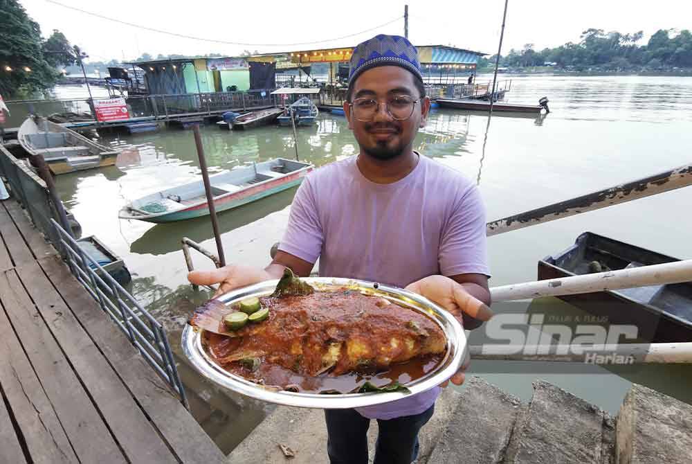 Ikan tilapia bakar antara menu istimewa yang disediakan untuk pelanggan di Warung Terapung Ayoh Pa.