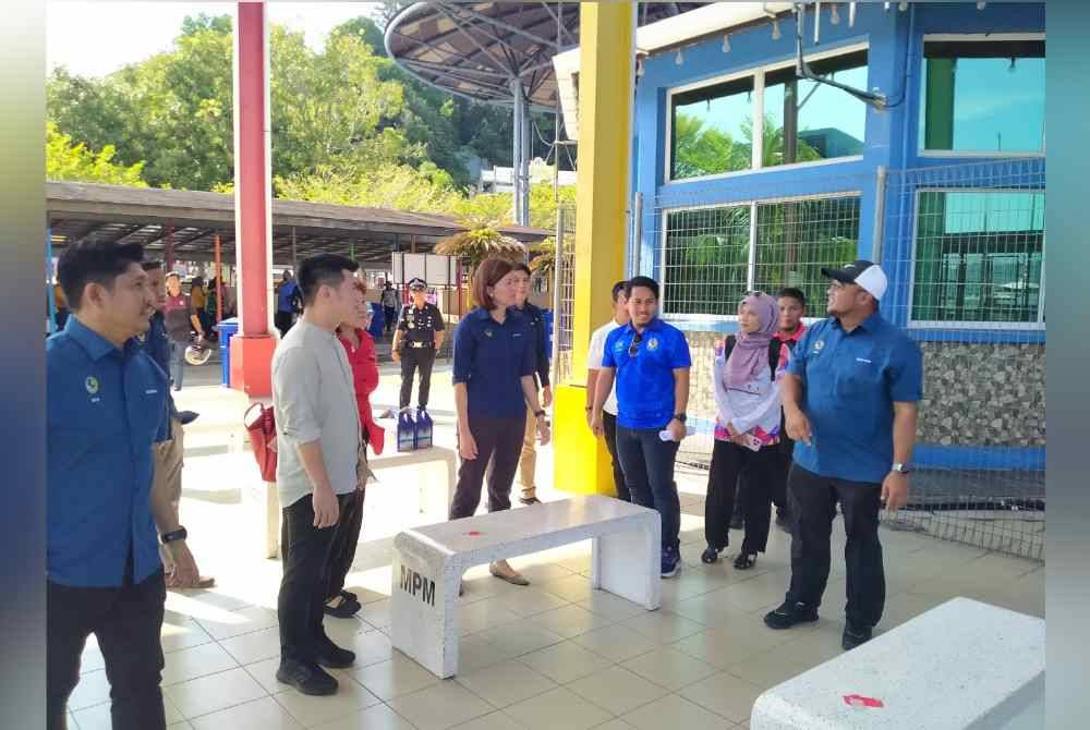 
Sandrea (tiga dari kiri) meninjau keadaan kerusi batu marmar baharu menggantikan kerusi plastik di Jeti Pulau Pangkor di sini pada Ahad.
