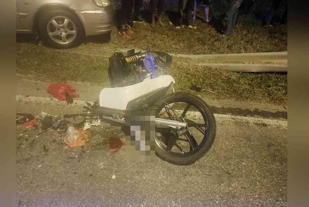 Keadaan motosikal dinaiki mangsa yang terlibat dalam kemalangan di jalan Bukit Beruntung menghala Bukit Sentosa, pada Ahad.