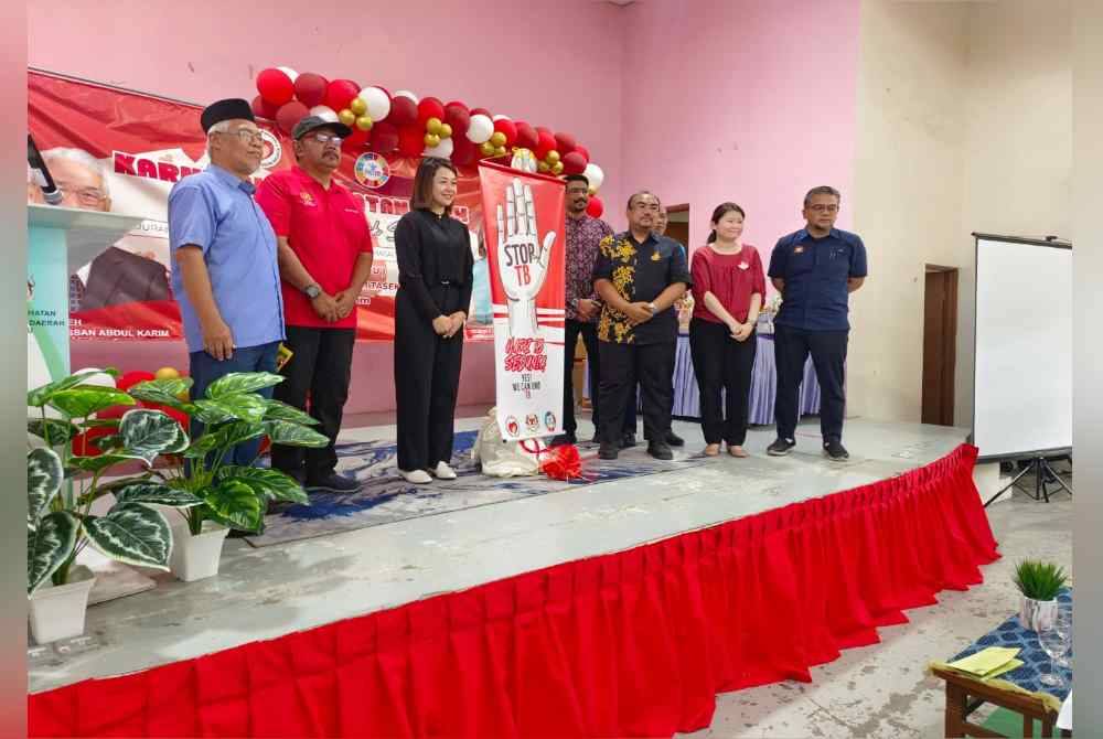 Cai Tung (tiga dari kiri) menyempurnakan Karnival Kesihatan di Dewan Tasek 64, Flat Tasek 64, Pasir Gudang pada Isnin.