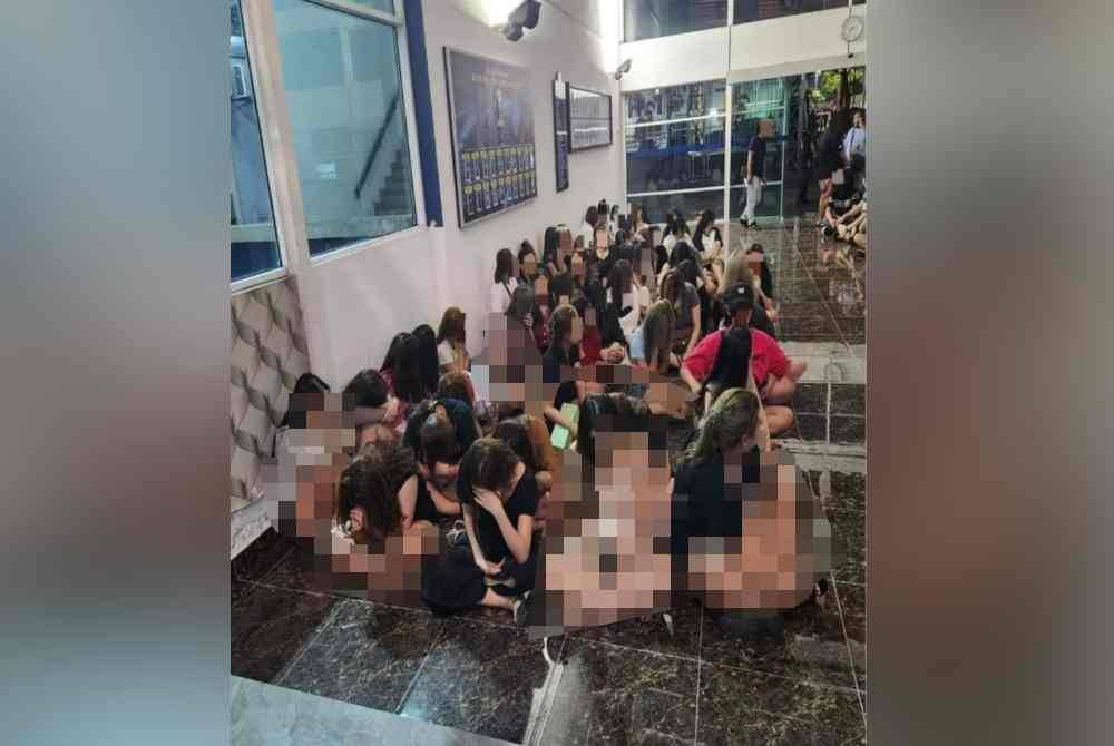 Polis membuat pemeriksaan ke atas 152 pengunjung pusat hiburan melalui saringan air kencing. Foto ihsan Polis Perak