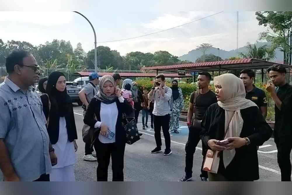 Ahli keluarga Bella berada di pekarangan Mahkamah Majistret Batu Pahat.