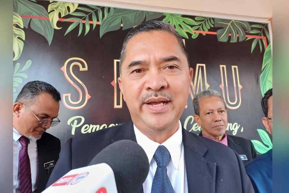 Azman ketika ditemui pemberita selepas mengadakan lawatan bersempena Pembukaan Sekolah Sesi Akademik 2024/2025 di Sekolah Kebangsaan (SK) Indera Mahkota Utama pada Isnin.