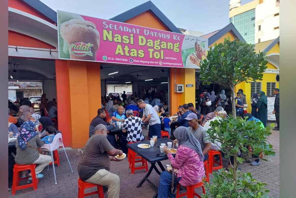 
Para pelanggan menikmati makanan percuma di restoran Nasi Dagang Atas Tol cawangan Bandar.