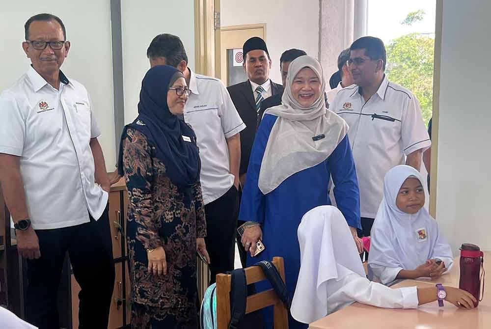 Fadhlina ketika melawat Sekolah Kebangsaan Saujana Putra sempena pembukaan sesi akademik 2014/2025 pada Isnin.