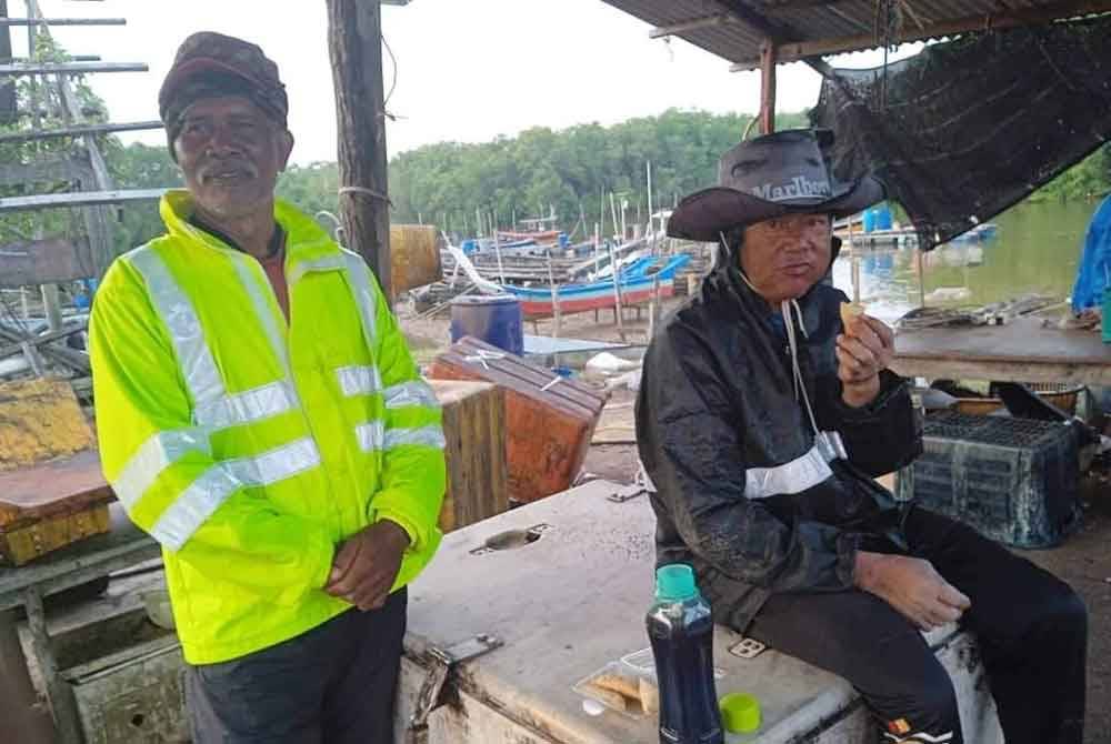 Zakaria (kiri) dan Zahari selamat ditemukan selepas bot dinaiki mereka terdampar di Pantai Tanjung Selangor di Pekan pagi Isnin. Foto Polis Kuantan