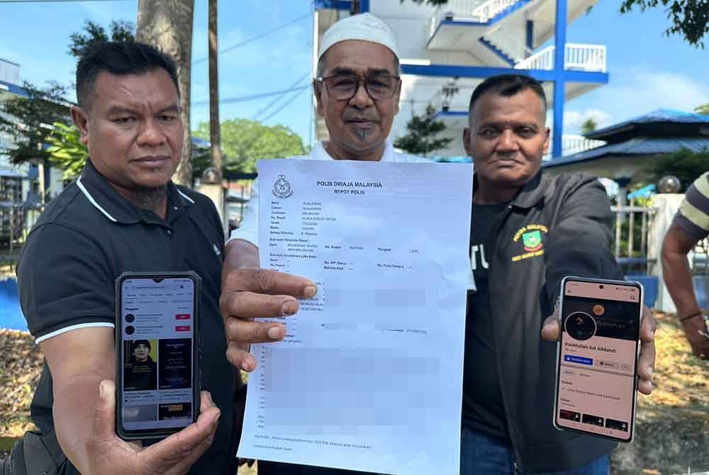 Mohd Noor (tengah) selesai membuat laporan polis berhubung isu menghina Islam.