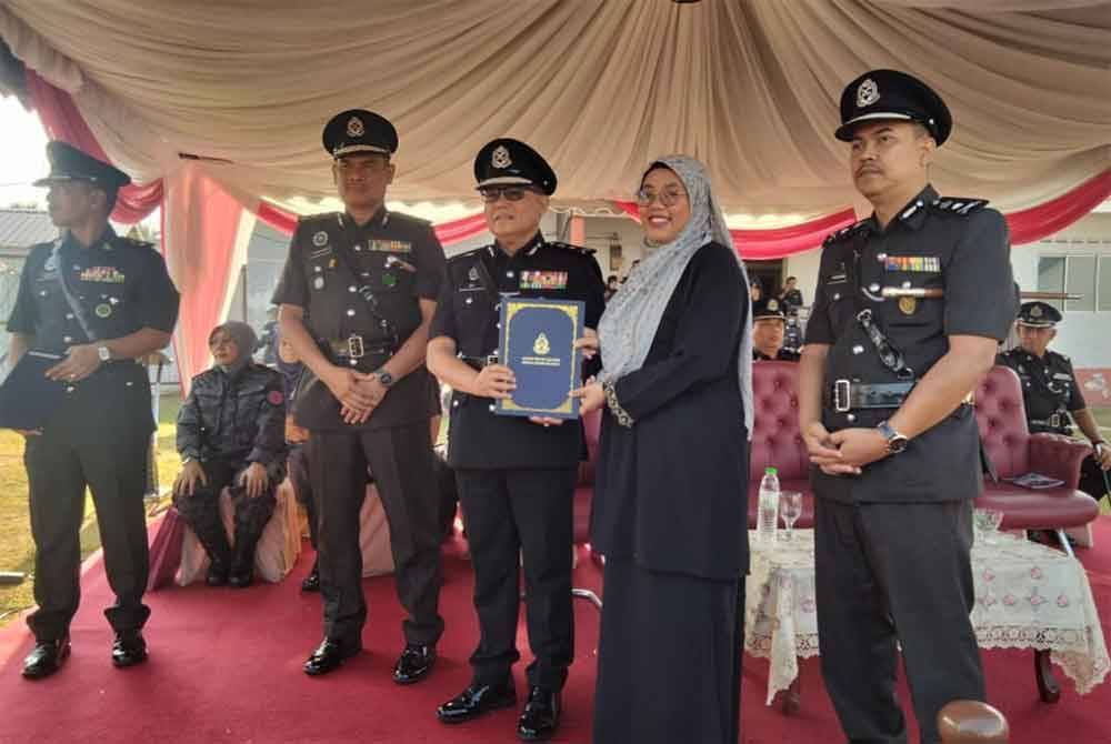 Mat (tiga dari kanan) menyampaikan sijil penghargaan kepada majikan yang menyertai PBSL.